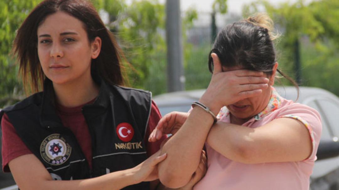 Kocasıyla birlikte yakalanınca g&ouml;zyaşlarını tutamadı