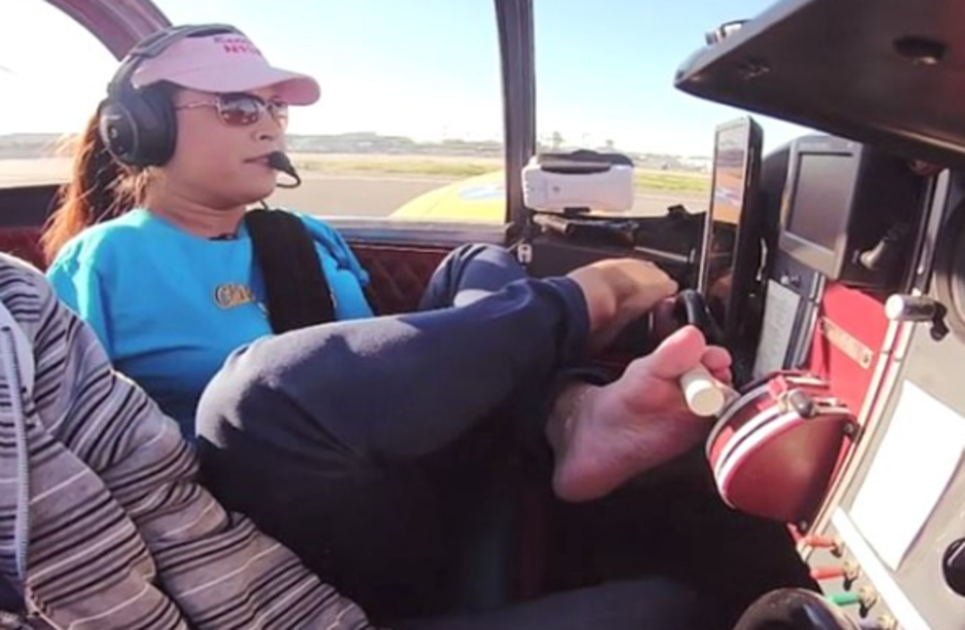 Ayaklarıyla u&ccedil;ak kullanıyor! İşte d&uuml;nyada ilk olmayı başaran o kadın...