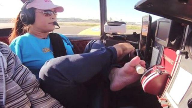 Ayaklarıyla uçak kullanıyor! İşte dünyada ilk olmayı başaran o kadın...