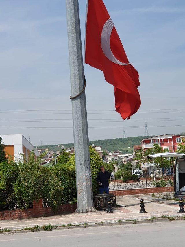 İzmit’te yıpranan bayraklar yenilendi