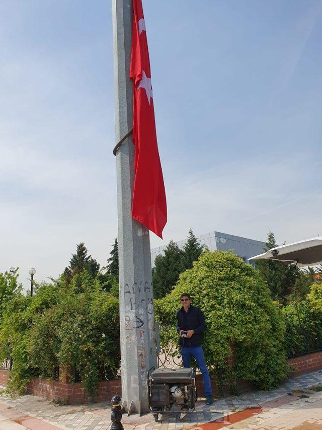 İzmit’te yıpranan bayraklar yenilendi