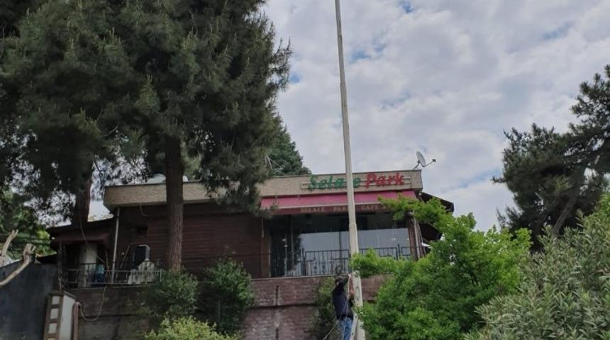 İzmit’te yıpranan bayraklar yenilendi