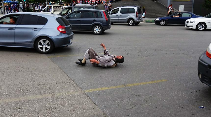 Bursa'da ilgin&ccedil; protesto: Kaplumbağa kost&uuml;m&uuml; ile ara&ccedil;ların &ouml;n&uuml;ne atladı