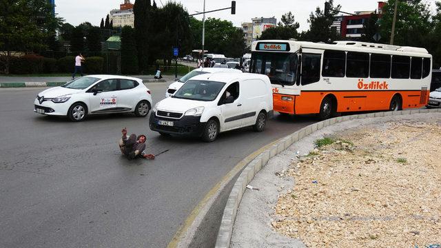 Kaplumbağa kostümü ile araçların önüne atlayıp, kurallara dikkat çekti