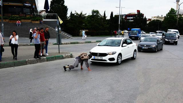 Kaplumbağa kostümü ile araçların önüne atlayıp, kurallara dikkat çekti