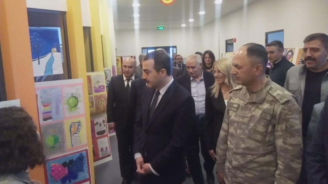 Kars Bah&ccedil;eşehir &ouml;ğrencileri resim sergisi a&ccedil;tı