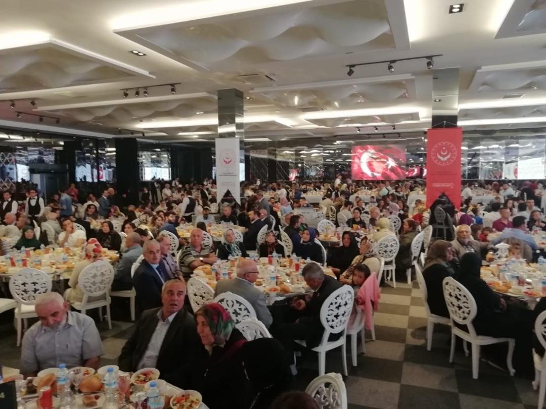 Şehit Ailelerine Cep Telefonu Numarasını Veren Vali G&uuml;naydın, "Aradığınızda Telefona Ben &Ccedil;ıkacağım"