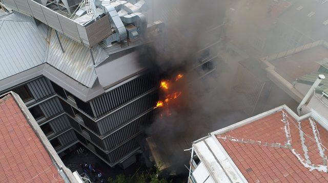 (Özel) Kadıköy’de hastanede yangın paniğinin havadan görüntüleri ortaya çıktı