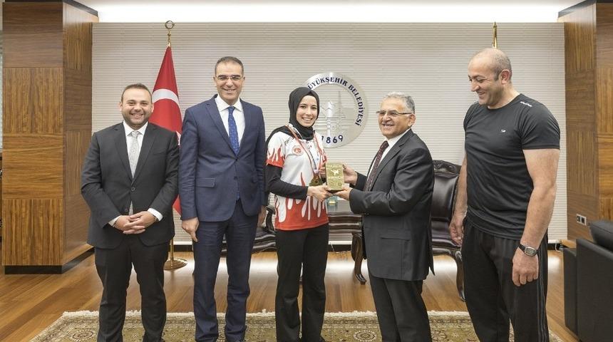 Başkan B&uuml;y&uuml;kkılı&ccedil; şampiyonu &ouml;d&uuml;llendirdi