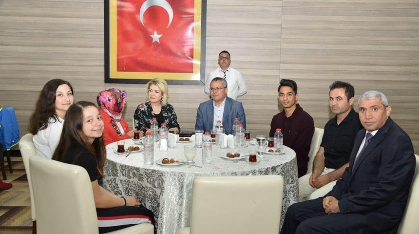 Vali Deniz ve eşi &ccedil;ocuk evlerinde kalan &ccedil;ocuklarla iftar yaptı