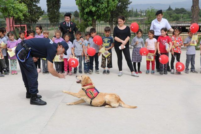 Aydın jandarması çocukları sevindirmeye devam ediyor