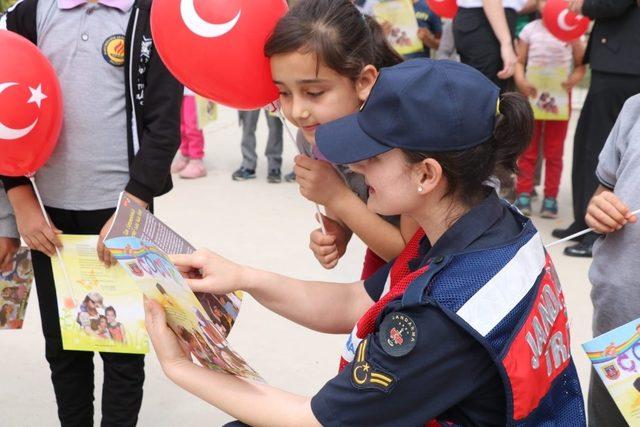 Aydın jandarması çocukları sevindirmeye devam ediyor