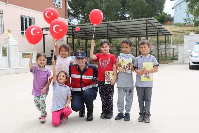 Aydın jandarması çocukları sevindirmeye devam ediyor