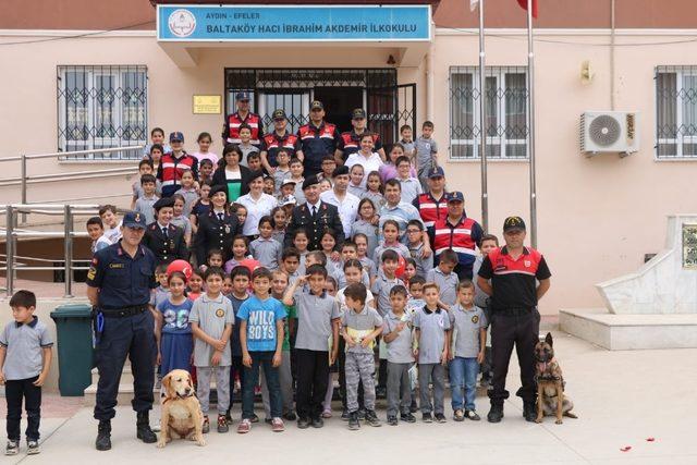 Aydın jandarması çocukları sevindirmeye devam ediyor