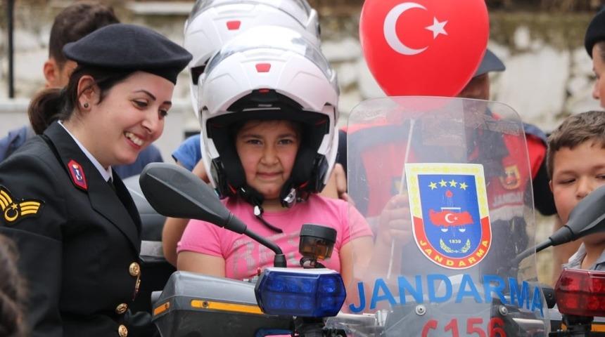 Aydın jandarması &ccedil;ocukları sevindirmeye devam ediyor