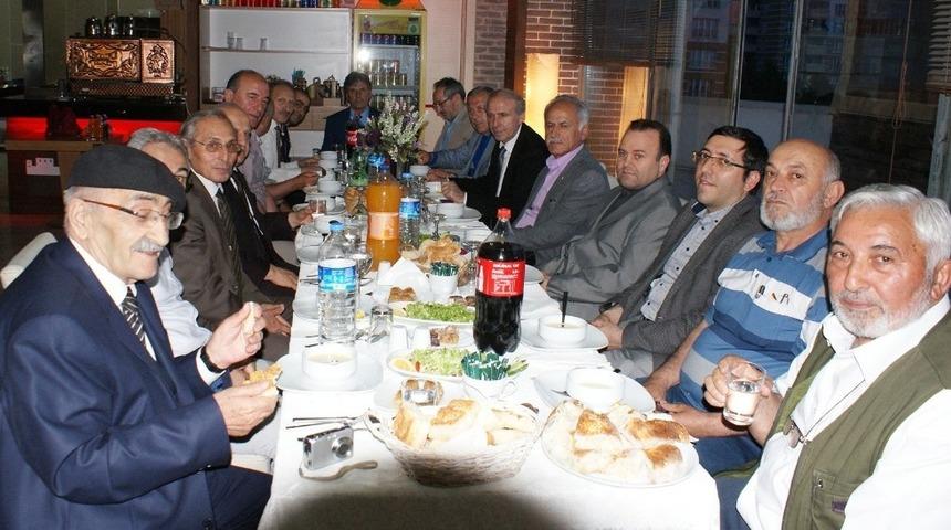 Şairler, yazarlar ve gazeteciler iftar yemeğinde buluştu