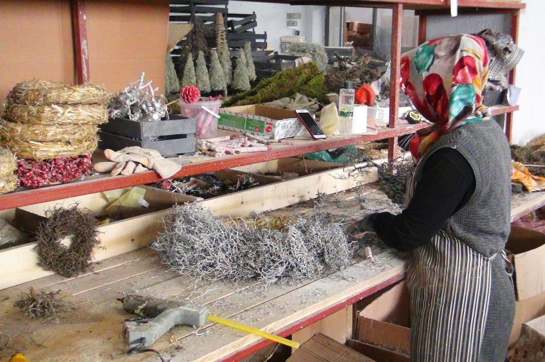 Kozalak ve kuru dalları işleyip 25 &uuml;lkeye ihracat yaptı