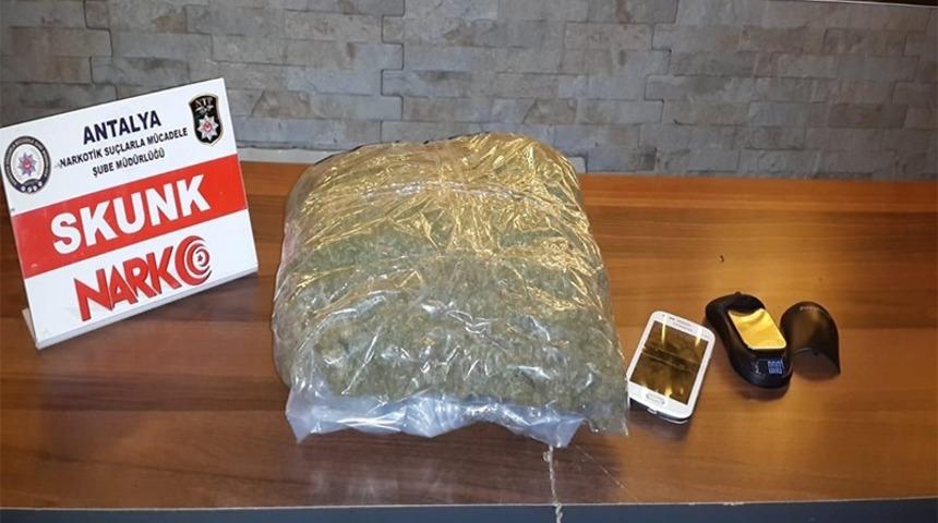 İranlı yolcu havalimanında valizinde uyuşturucuyla yakalandı