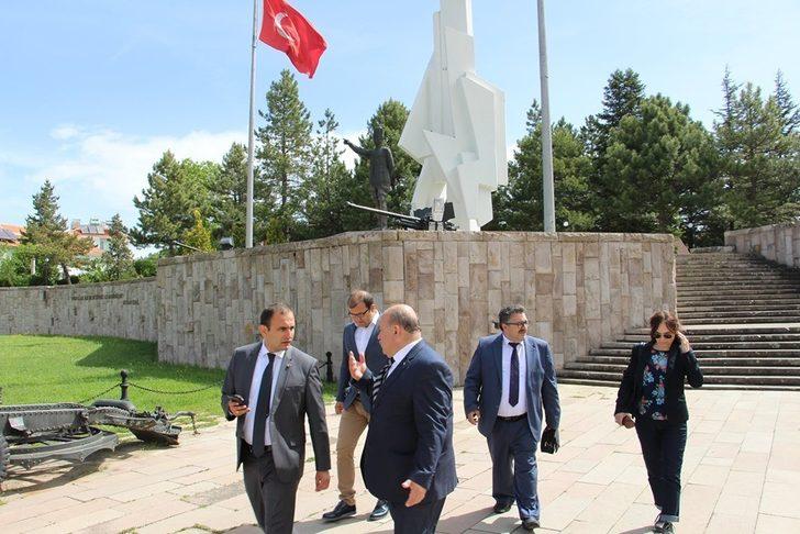 Dumlupınar’da Şehitlik tanıtım ve çevre düzenleme çalışmaları G1