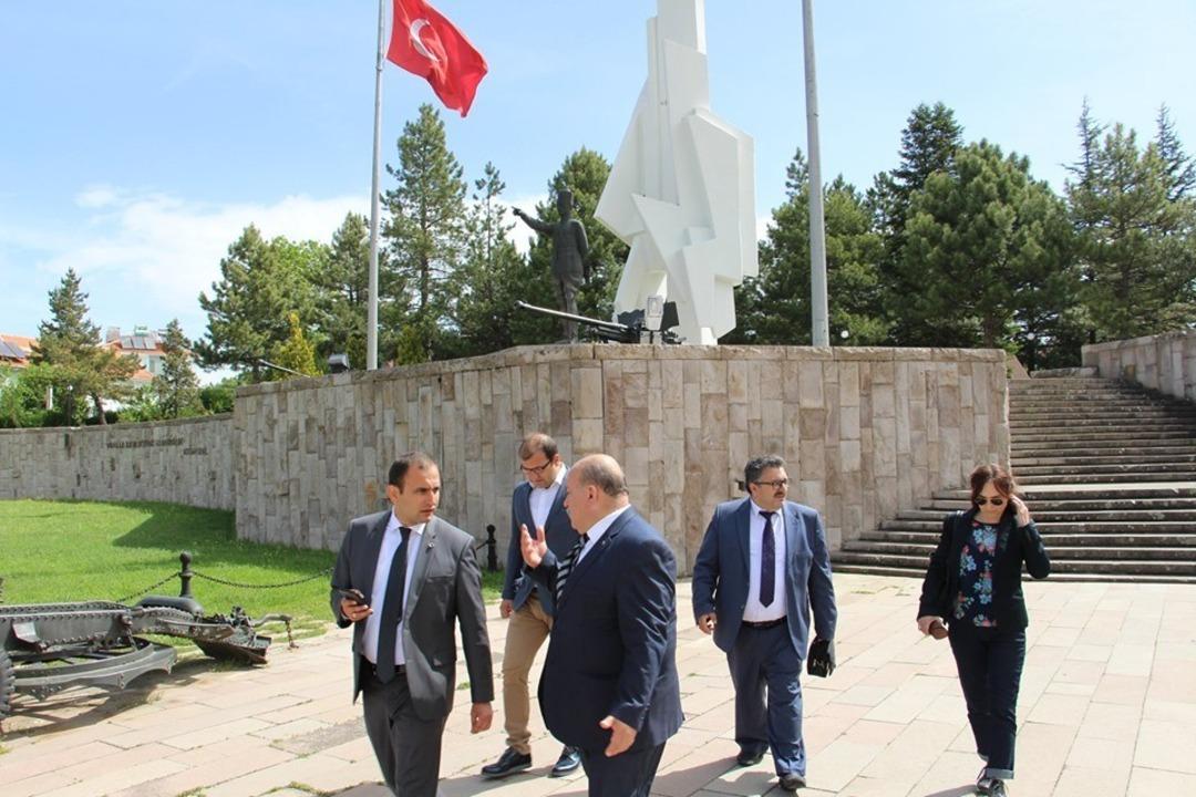 Dumlupınar&rsquo;da Şehitlik tanıtım ve &ccedil;evre d&uuml;zenleme &ccedil;alışmaları