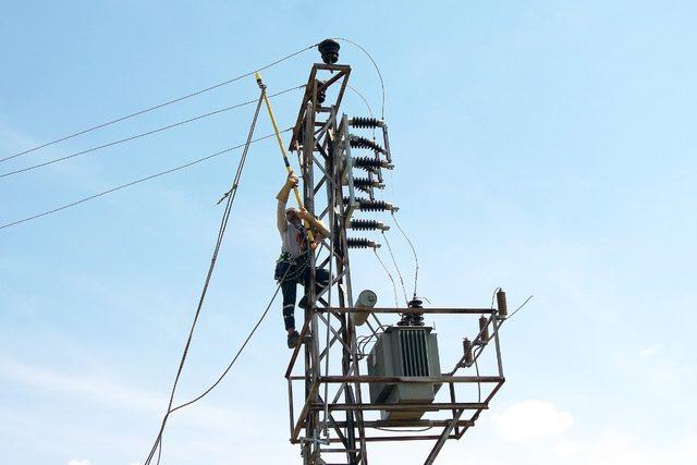 Şanlıurfa’da havadan tespit edilen kaçak elektrik trafoları toplanıyor