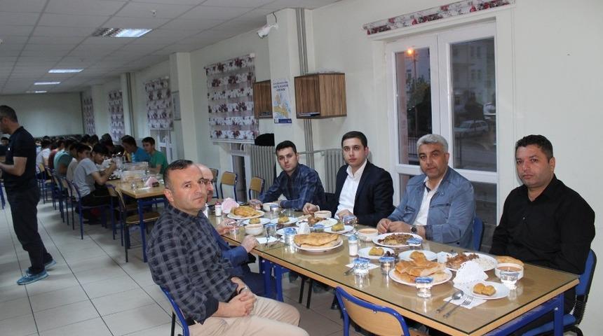 Kaymakam Başar lise öğrencileriyle iftarda buluştu