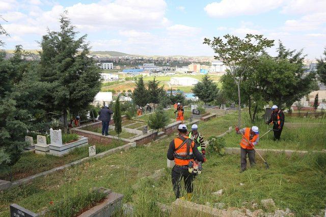 Büyükşehir mezarlıklarda bayram hazırlığı