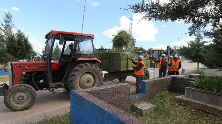 B&uuml;y&uuml;kşehir mezarlıklarda bayram hazırlığı
