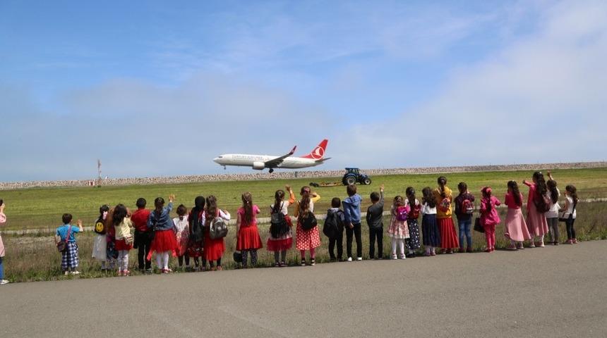 Minik &ouml;ğrenciler u&ccedil;ak heyecanını yaşadı