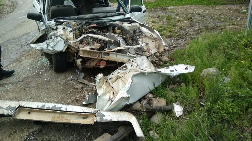 İş makinesiyle otomobil &ccedil;arpıştı: 1 yaralı