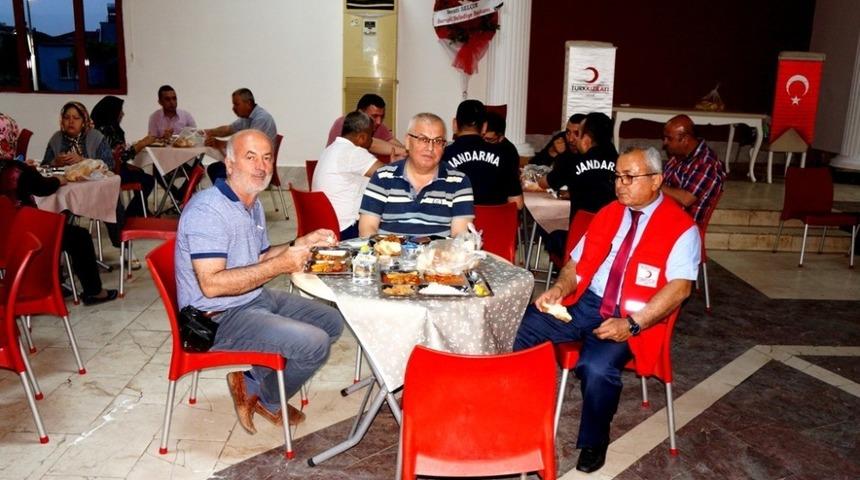 Sarıg&ouml;l&rsquo;de Kızılay iftar yemeği verdi