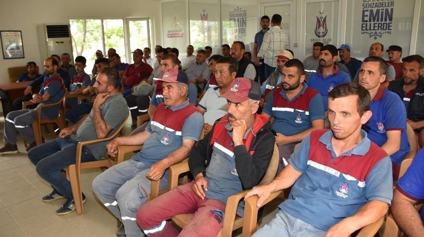 Belediyenin a&ccedil;ık alanda &ccedil;alışan iş&ccedil;ilerine cilt kanseri anlatıldı