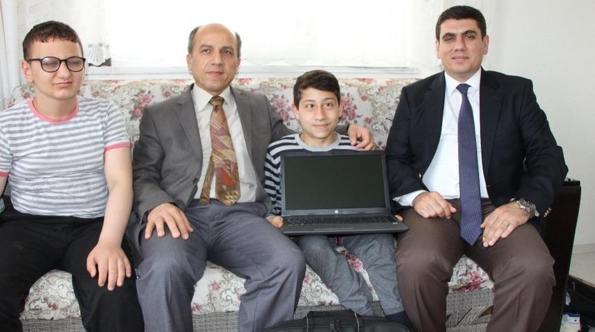 Vali Varol&rsquo;dan m&uuml;hendislik hedefleyen engelli Murat&rsquo;a hediye bilgisayar