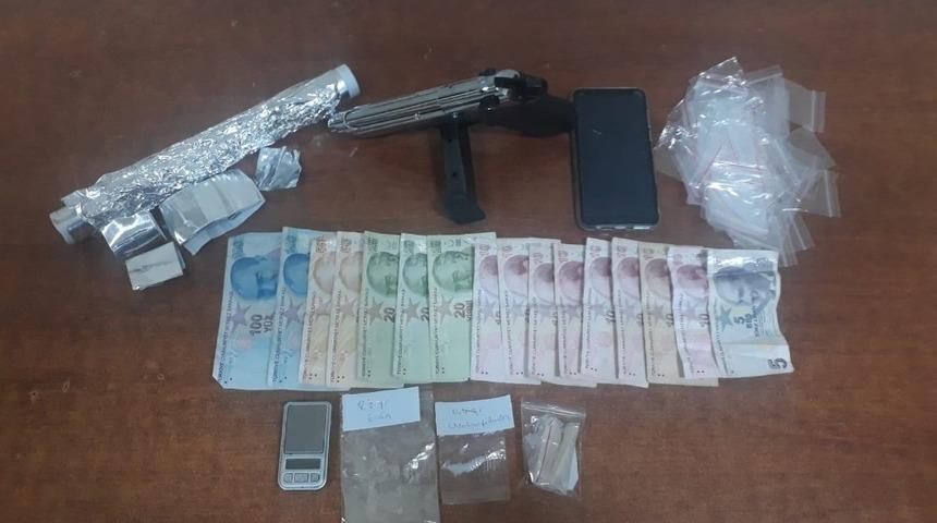 Polisten uyuşturucu satıcılarına suç üstü