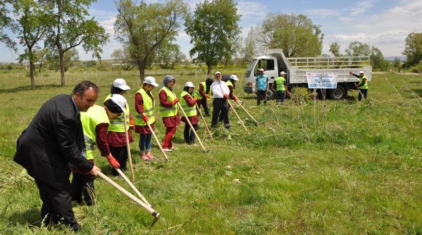 K&uuml;tahya&rsquo;daki meralarda &ccedil;alı ve yabancı ot temizliği