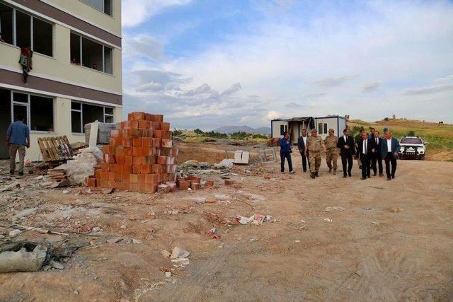 Vali Aktaş, Çalışkan beldesinde incelemede bulundu