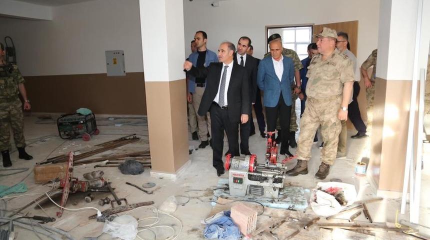 Vali Aktaş, &Ccedil;alışkan beldesinde incelemede bulundu