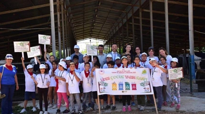 İlkokul &ouml;ğrencilerine profes&ouml;rden &ldquo;Sıfır Atık&rdquo; dersi