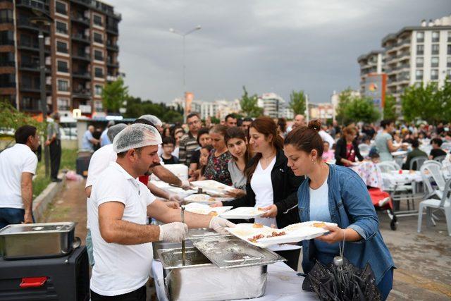 Çiğli’nin mahallelerindeki iftar sofralarına onlarca kişi katılıyor