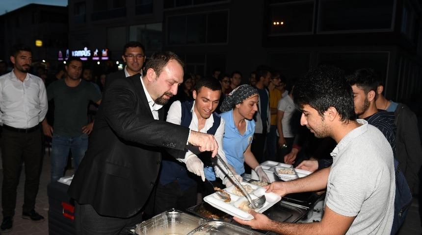 &Ccedil;iğli&rsquo;nin mahallelerindeki iftar sofralarına onlarca kişi katılıyor