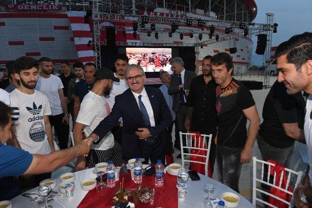 Vali Karaloğlu Antalyaspor taraftarıyla iftarda buluştu