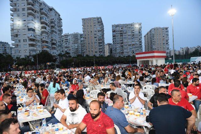 Vali Karaloğlu Antalyaspor taraftarıyla iftarda buluştu