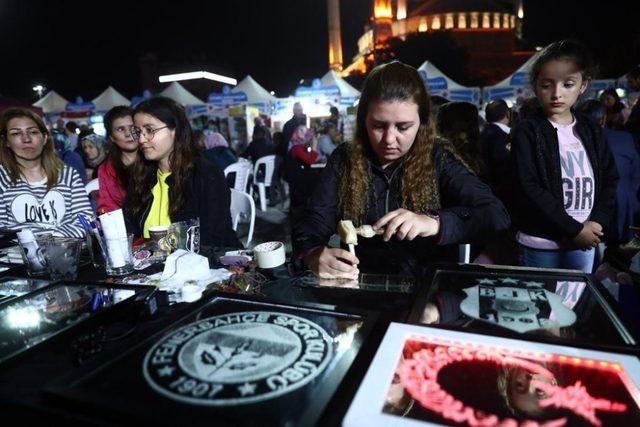 Gençlerin hayallerini cama ve aynaya işliyorlar