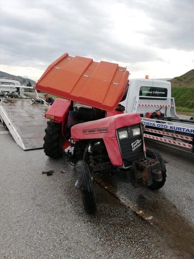 Traktör ile kamyon çarpıştı: 2 Yaralı