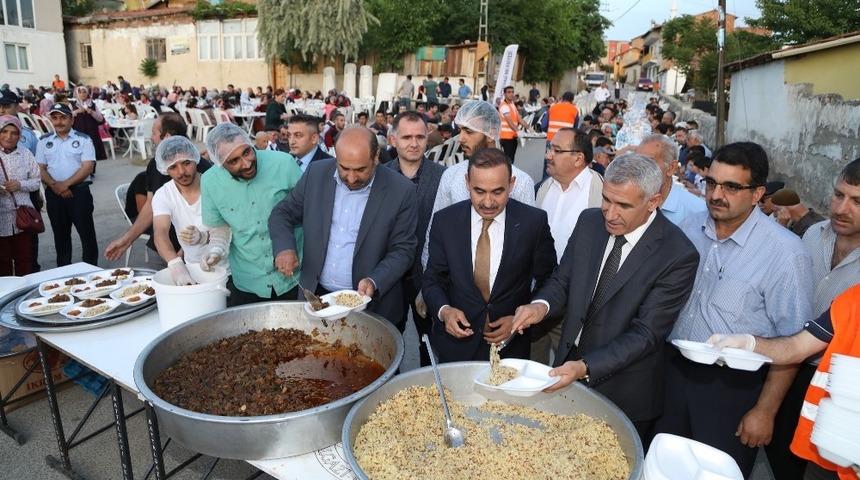 Başkan G&uuml;der, Taştepe&rsquo;de iftarda vatandaşla bir araya geldi