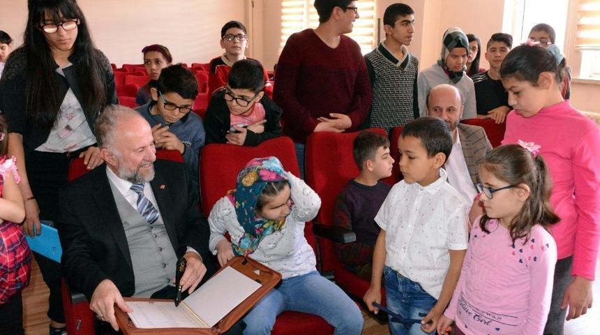 Erzurum&rsquo;da g&ouml;rme engelli &ouml;ğrencilere dijital Kur&rsquo;an-ı Kerim dağıtıldı