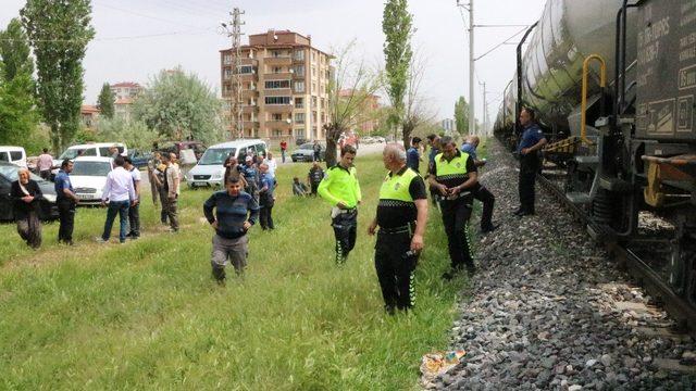 Trenin çarptığı kadın hayatını kaybetti