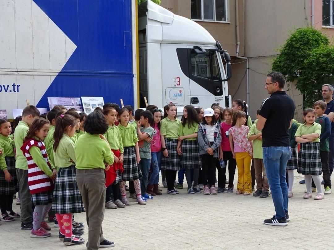 Hisarcık&rsquo;ta halka ve &ouml;ğrencilere deprem eğitimi