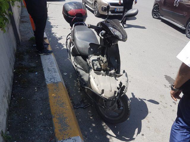 Esenyurt'ta hafif ticari araç motosiklete çarptı: 2 yaralı