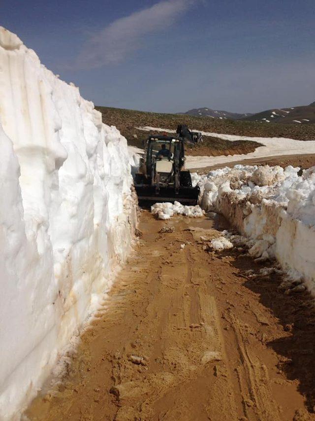 Alanya’da kar ve heyelandan kapanan yayla yolla açılıyor